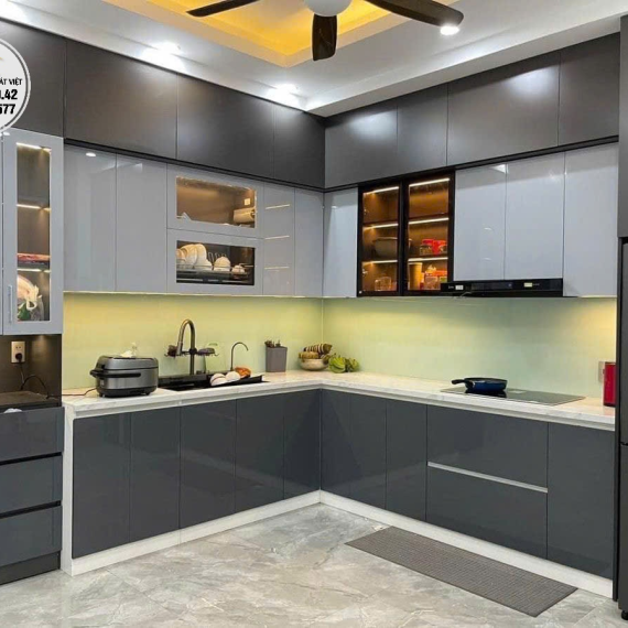 Tủ bếp Acrylic tráng gương