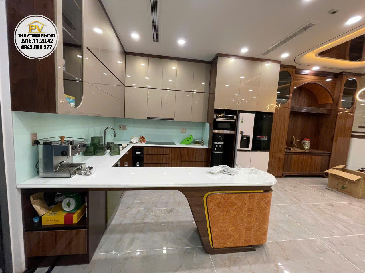 tủ bếp acrylic tráng gương