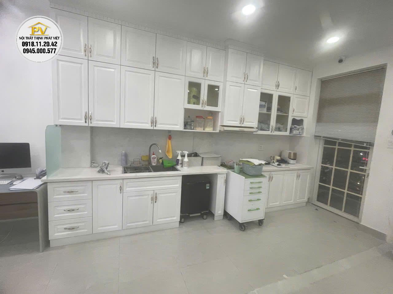 tủ bếp acrylic tráng gương